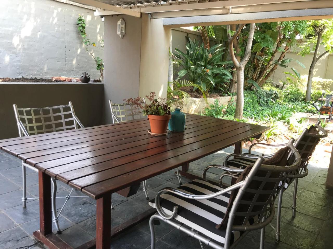 Waterhouse Guest Lodge In Muckleneuk Pretoria Bagian luar foto